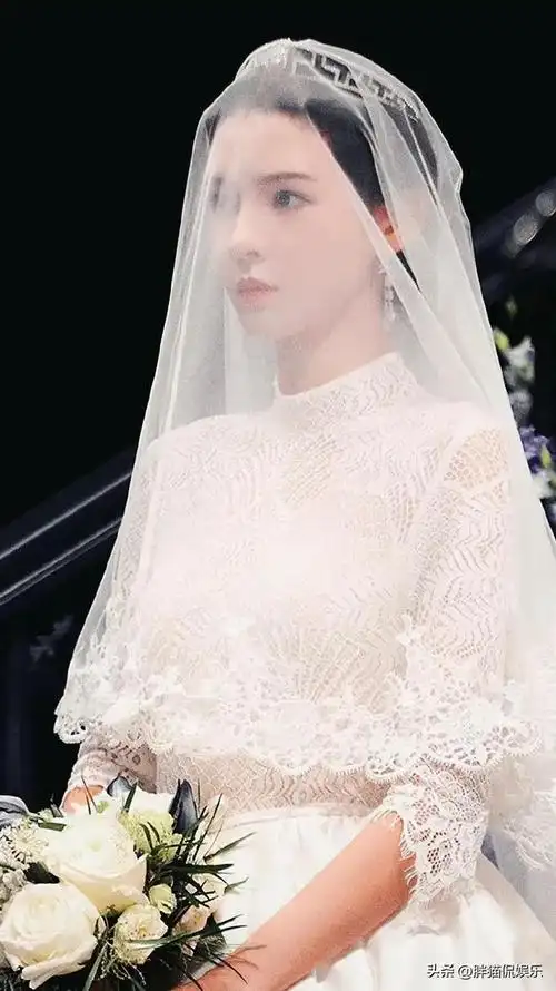 当张予曦穿上婚纱得那一刻美丽动人不愧是王思聪追求过的女生