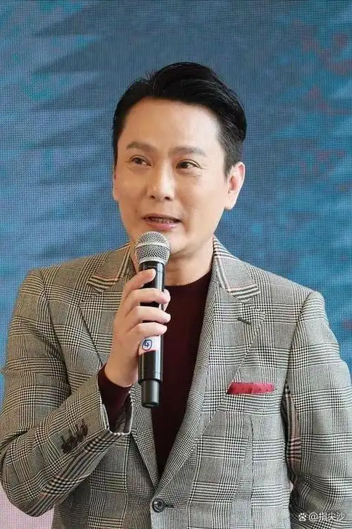 57岁张信哲单身31年,至今不婚,捐上亿资产,原因竟是为她