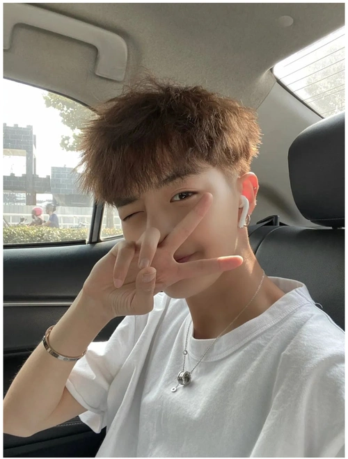 今天这13款男生发型,很火很流行,效果就是不一样,很适合年轻男士,我们