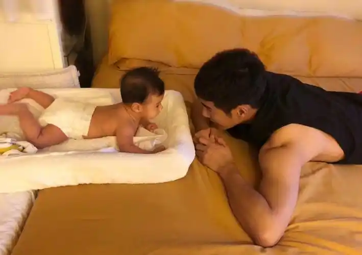 姜潮晒儿子百天照小家伙高鼻梁大眼睛肤色随爸爸