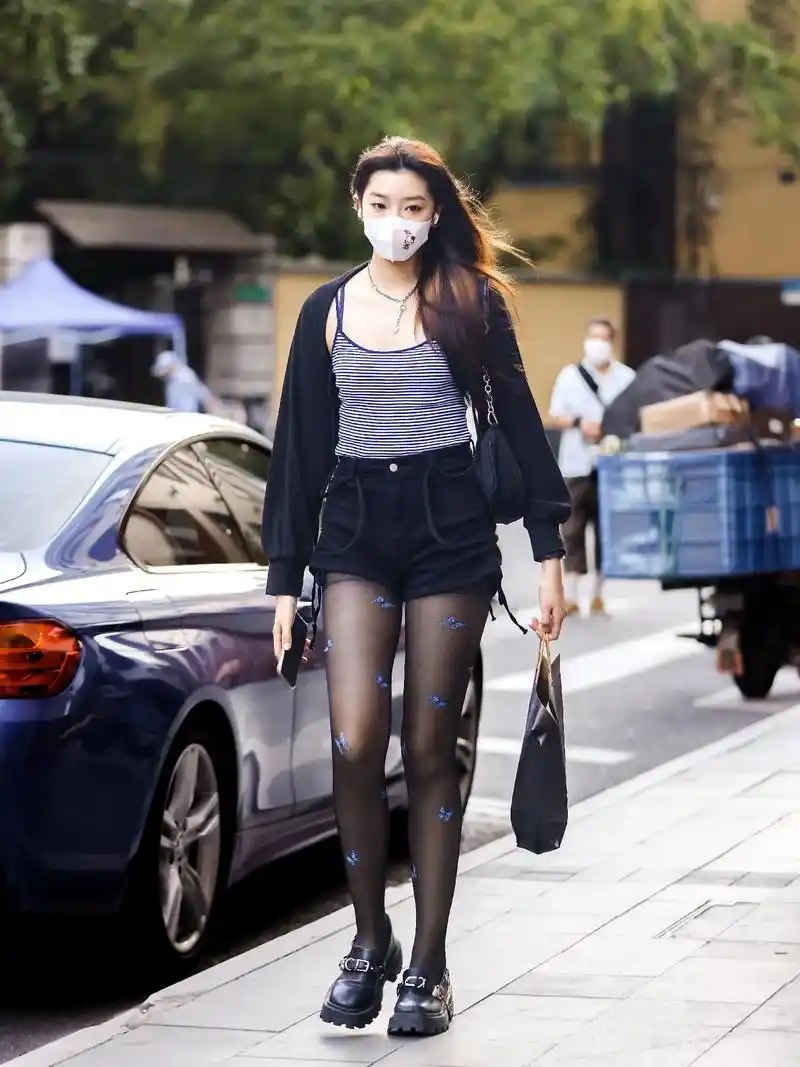 夏日街头.上海街拍 #美好的夜晚 #街拍 #夏天该有的样子  - 抖音