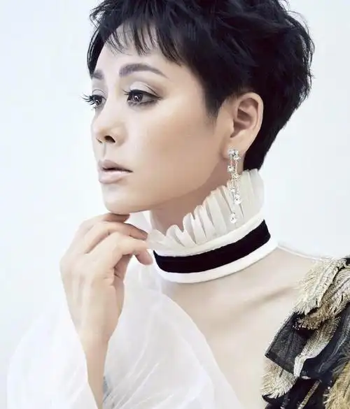 宁静留短发美得高调,身穿薄纱镂空吊带长裙,甜美衣服掩不住霸气_高清