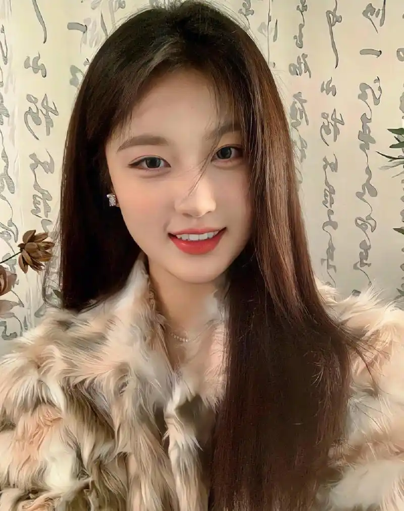 美女是标准的鹅蛋脸旺夫相