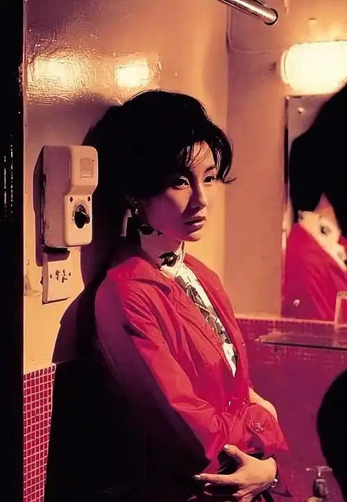 引言:电影《花样年华》中,张曼玉饰演的苏丽珍在23件不同款式的旗袍中