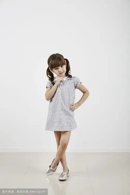 幼儿园女孩站着的姿势摄影