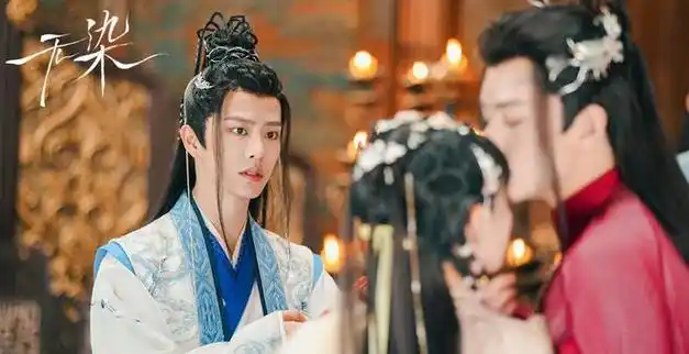 紧凑,故事情节环环相扣,演员邓孝慈生动形象地塑造出了表面霸气十足