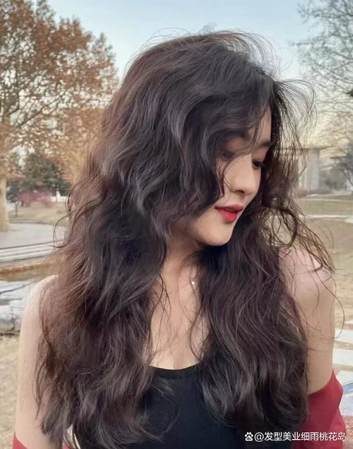 烫发既显时尚,又显得头发蓬松看起来更有发量,头发多就显年轻,可以不