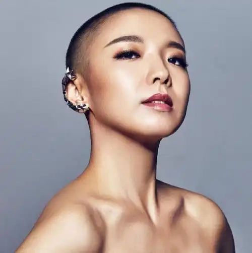 还记得中国好声音庾澄庆的光头女弟子今留头发变好美