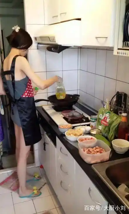 最近家里来暖气了,有点热,再加上厨房本身有烟火,怪不得老婆穿得像