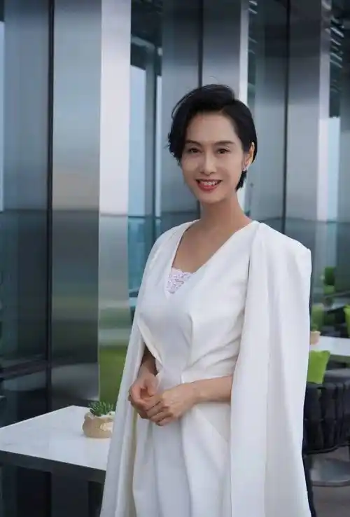 逆龄女神朱茵年近50风韵不减她的小个子气质穿搭不能错过