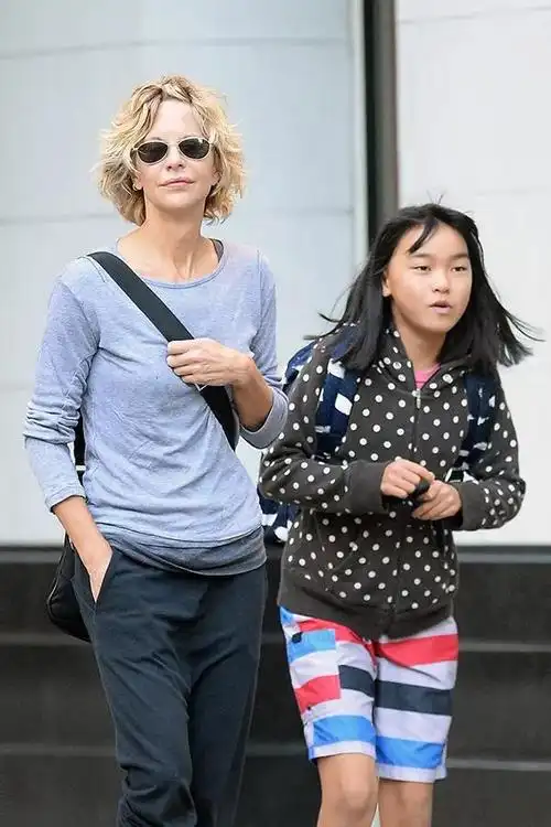 中国女儿杨乐意▲亚马逊创始人贝佐斯夫妇(刚刚离婚的)也从中国领养了