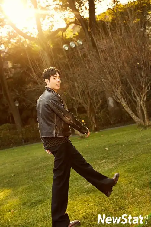 诠释多面魅力刘欢曝冬日时尚大片日前,演员刘欢为某杂志拍摄的一组时