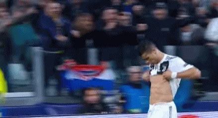 结果,皮亚尼奇的儿子马上就在家里有样学样,模仿c罗撩起球衣露出"腹肌