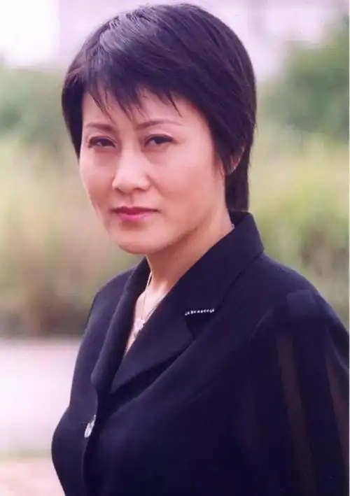 张凯丽:34岁嫁圈外人,不嫌弃生病婆婆与其同居23年,和女儿成朋友