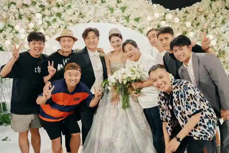 大碗娱乐张泰维姬晴结婚,老板贾玲当证婚人,孙越和烧饼到场祝贺_婚礼