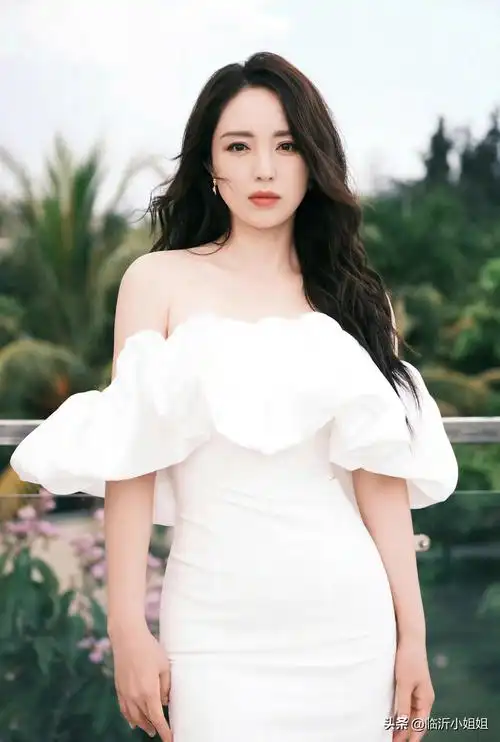 董璇,精致典雅的知性美女,高贵气质彰显成熟女性的迷人魅力