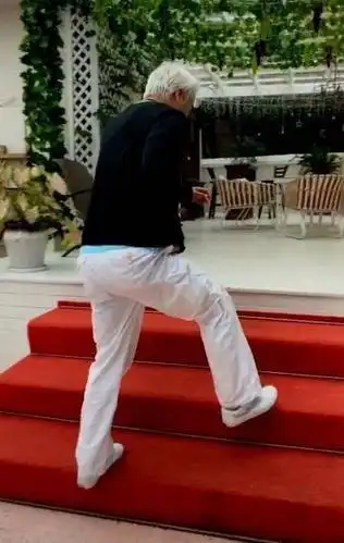 60岁林瑞阳拄拐患腿疾,张庭心疼崩溃大哭,直言害怕老公倒下