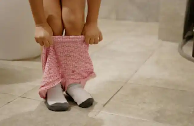 7岁女孩晚上尿床白天尿裤子给娃停用纸尿裤别早于这个时间