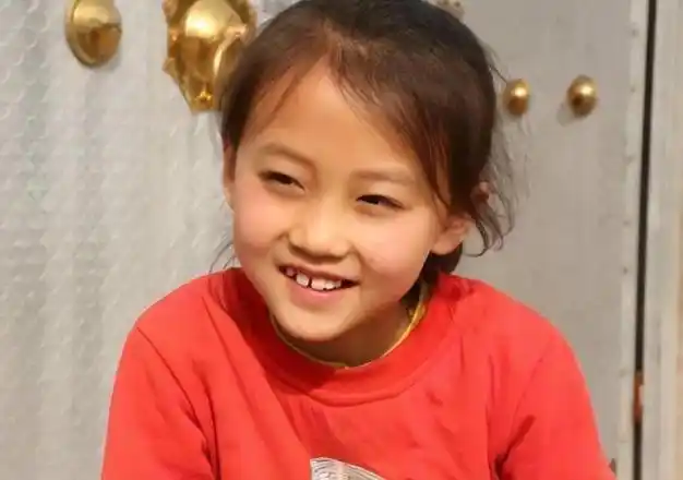 宁夏7岁女孩一笑成名,父母却为其拒绝100万签约,如今他们后悔吗|童星