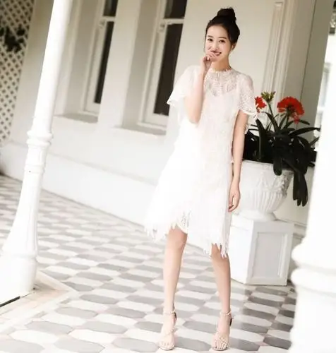 王梓薇的脚这么金贵踩着用全珍珠打造的高跟鞋走路好壕