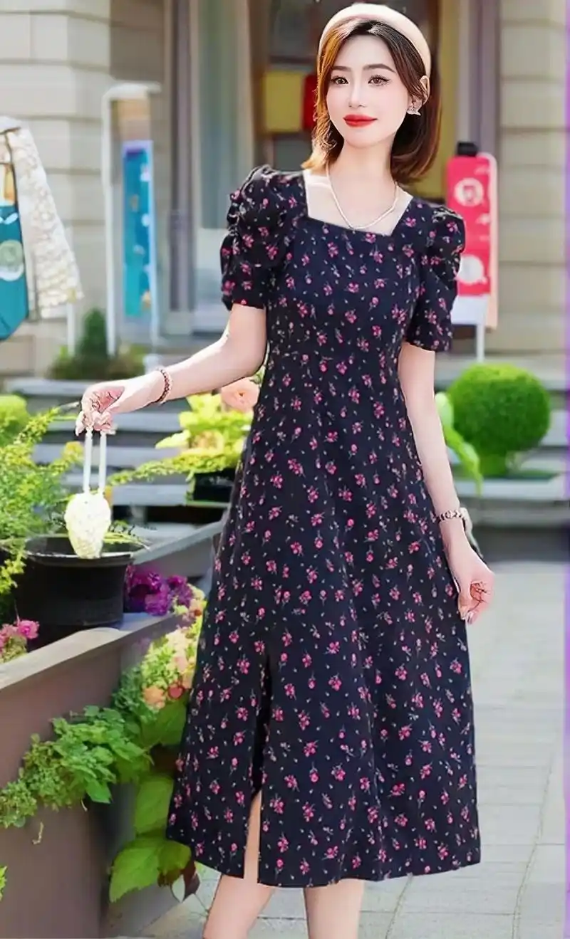 这款夏季新款碎花连衣裙真是太美了!方领设计展露优美