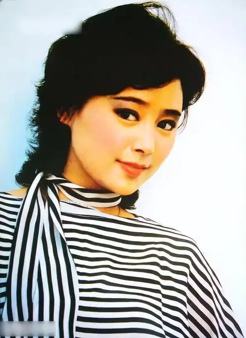 由于种种原因,张瑜无法获得应有的机会,她发送出的简历屡屡石沉大海