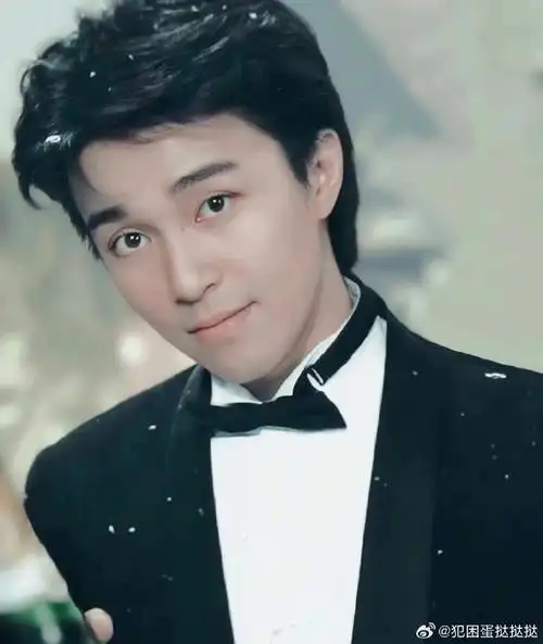 周星驰发文庆祝付航夺冠#年轻时候的周星驰给人一种清纯帅气的感觉!