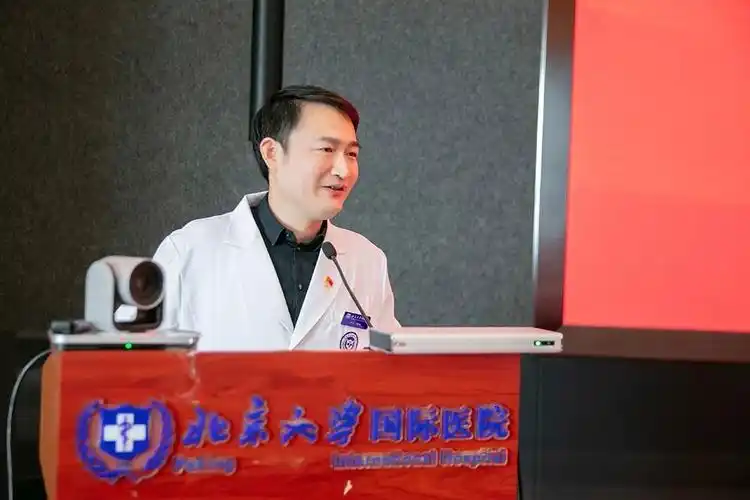 党委书记刘洋主持会议18日的会议主会场由北京大学国际医院党委书记