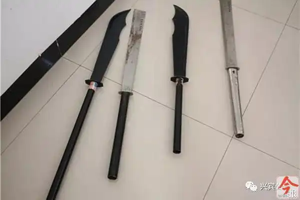 "古惑仔"情仇?两伙小年轻挥大砍刀,大白天在来宾街头"厮杀"