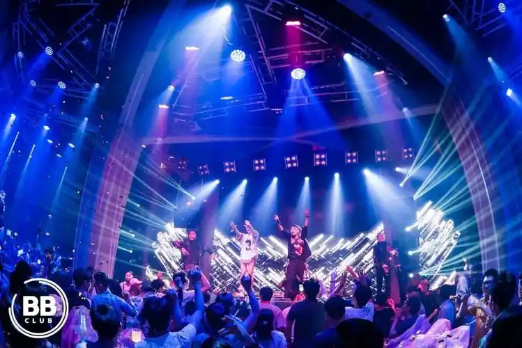 谈恋爱?约会?不如进来和这位女神一起蹦迪!