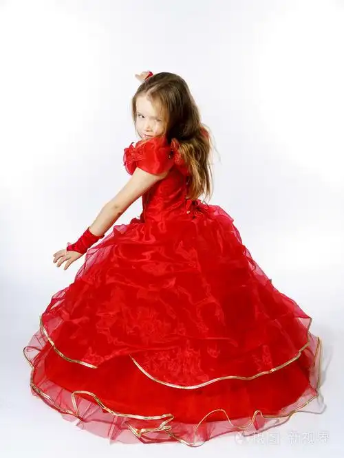 可爱的小公主身穿红色跳舞孤立对白色b