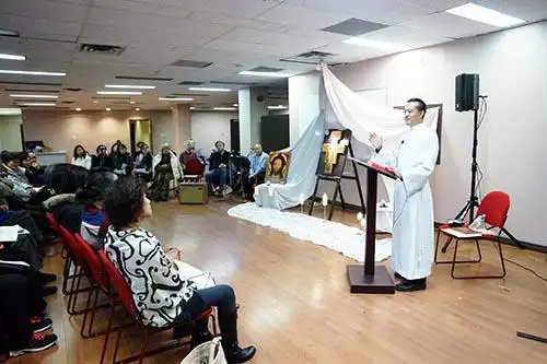 马杰执事正在讲道