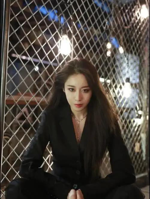 朴智妍,黑色西装