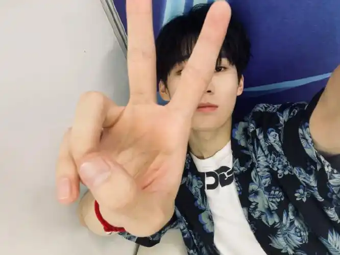 张真源晒收工晚安照