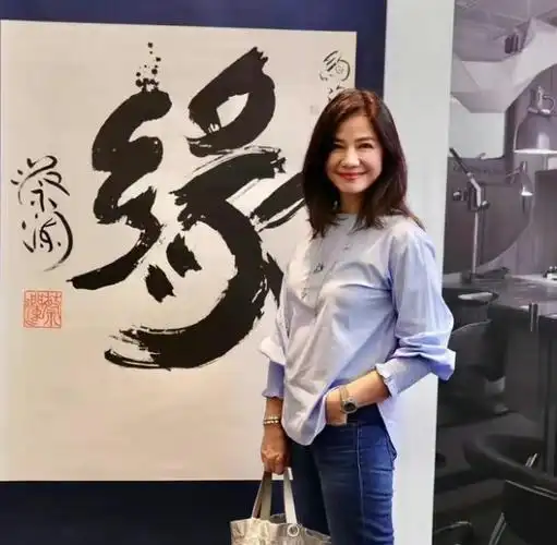 钟楚红素颜近照曝光!脸上皱纹横生老人体态,但气质也是真优雅