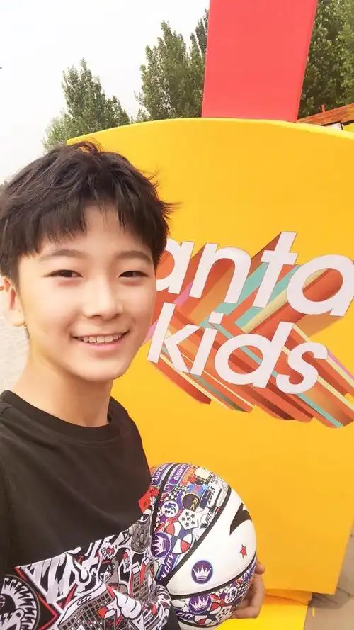 玩滑板爱冒险张悦轩真的长大了