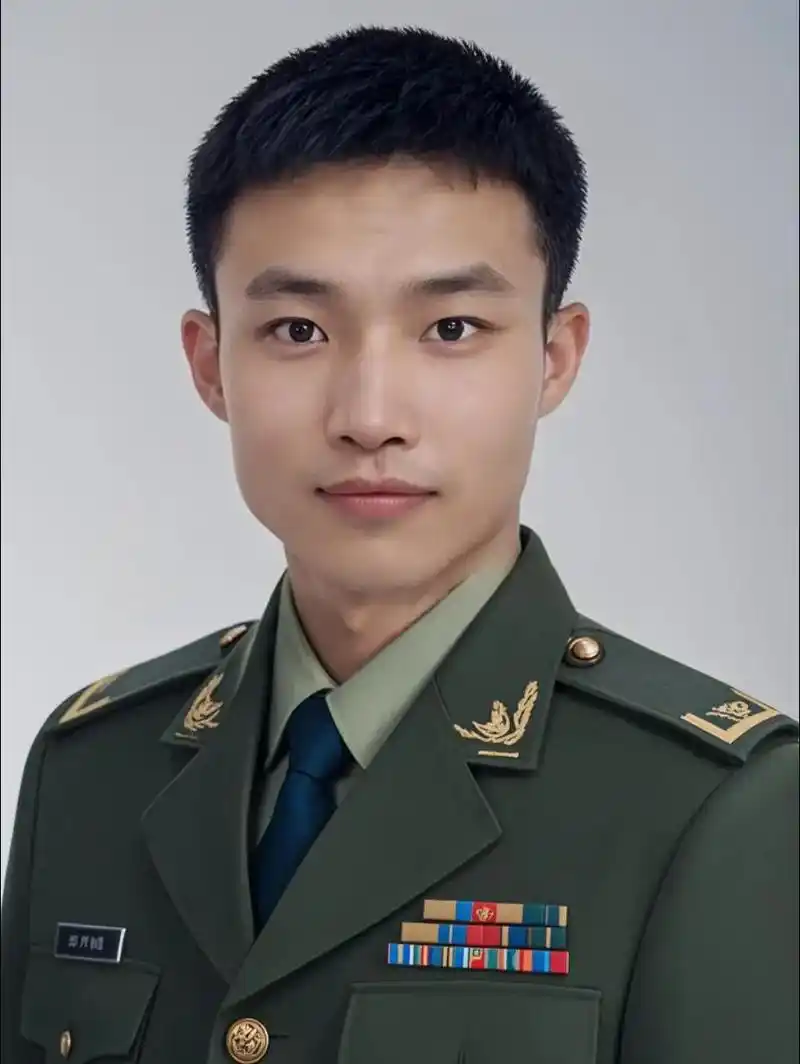 平头军影 青春有很多样子,很庆幸看到了自己穿军装的样子#军