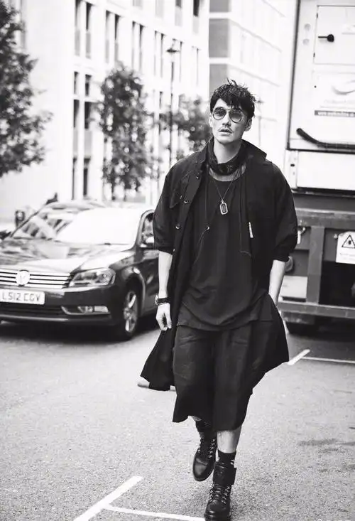 胡兵伦敦裙装露小腿黑白照片变沧桑大叔侧颜男人味十足