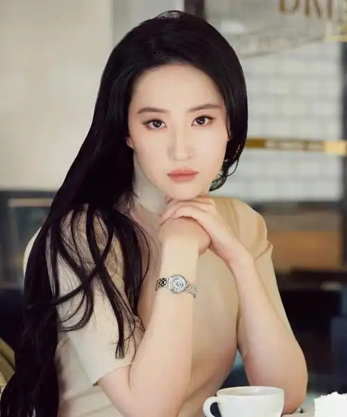 很喜欢长发的刘亦菲