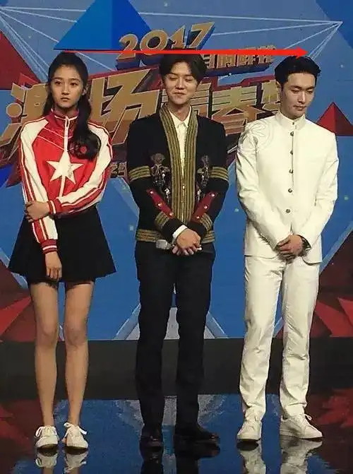 李易峰与关晓彤同框献唱身高瞬间被秒网友鹿晗更惨