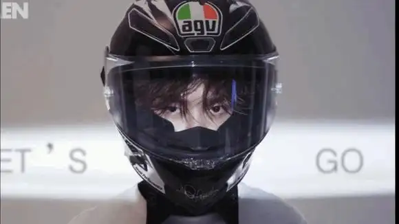 王一博戴上大头盔骑上大摩托,要走一辈子的花路啊