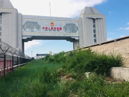 中俄分界碑,远处是俄罗斯的哨岗.