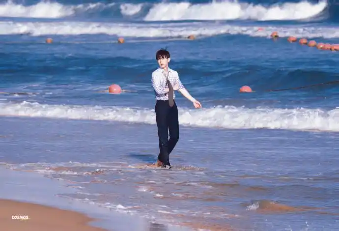 邓伦回家度假顺便参加gq盛典##gq盛典男明星海边氛围感大片