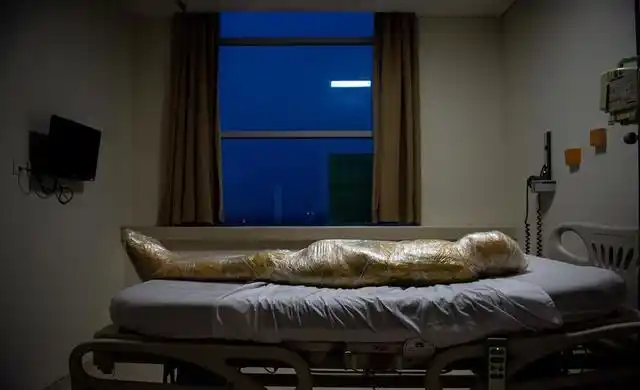 最心碎画面印尼记者拍下染疫者遗体照片全身包胶膜震撼全球