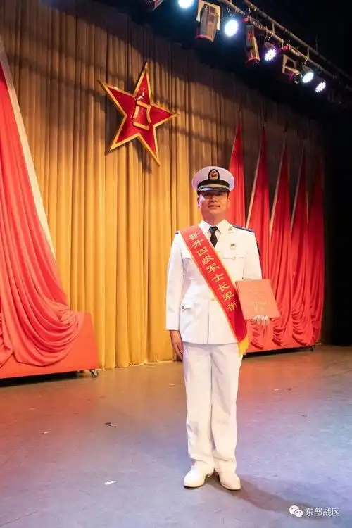 这些海军兵哥哥晋升授予军衔啦