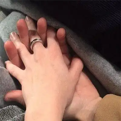 2018情侣牵手图片大全唯美你的眼中明暗交杂一笑生花