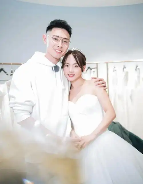 众所周知,张嘉倪老公买超是妥妥的富二代,与"国民老公"王思聪是好哥们