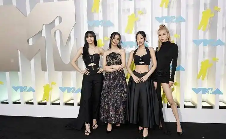 另外外媒也拍到了blackpink四人在摄影镜头尚未准备就