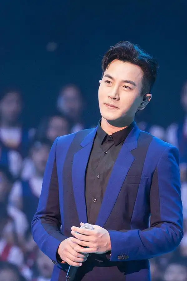 刘恺威身穿蓝色格子西装,有种霸道总裁的即视感,痞帅痞帅的!