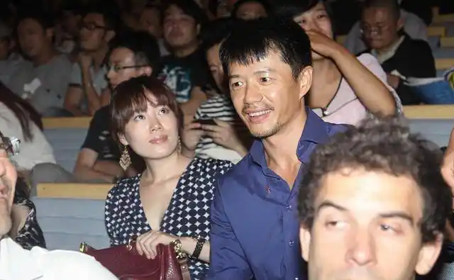 段奕宏妻子穿搭简约又低调,素颜出镜很秀气,身材时尚真养眼_效果_造型